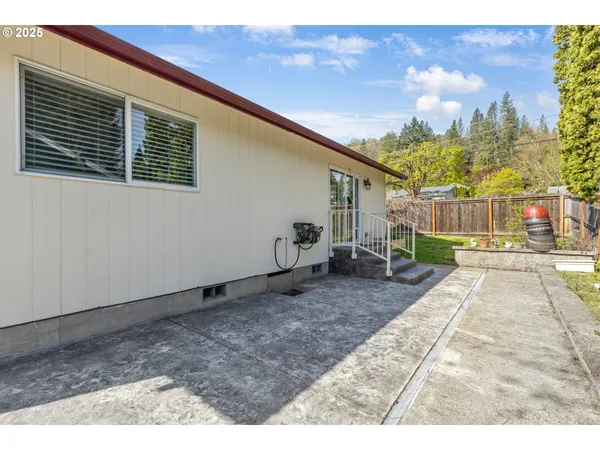 $400,000 | 2200 Southeast Chinaberry Avenue, Roseburg, OR 97470
