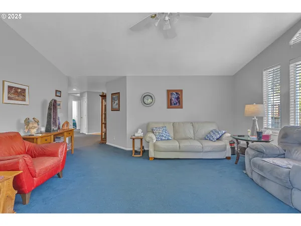 $400,000 | 2200 Southeast Chinaberry Avenue, Roseburg, OR 97470