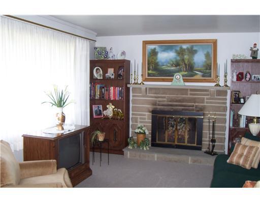 524 Center Hill Road Plum, PA 15239 - Photo 2 of 17 Living Room.