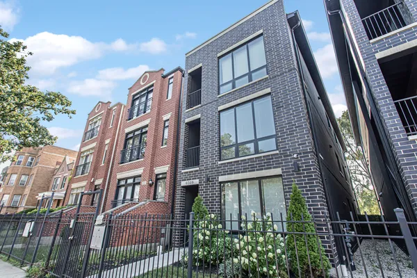 $2,200 | 6504 South Ingleside Avenue, Unit 1, Chicago, IL 60637