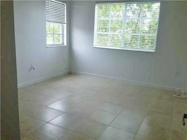 $2,050 | 7980 North Nob Hill Road, Unit 205, Tamarac, FL 33321