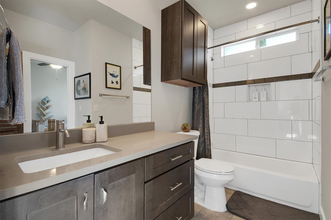 1905 Alegria Road, Unit B Austin, TX 78757 - Photo 18 of 25 Second bathroom with tub and plenty of storage