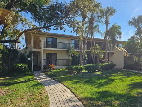 a view of a yard in front of house