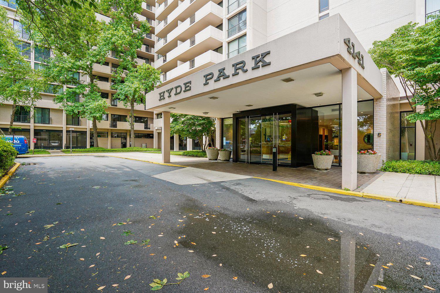 4141 North Henderson Road, Unit 904 Arlington, VA 22203 - Photo 3 of 46 Hyde Park Building Entrance