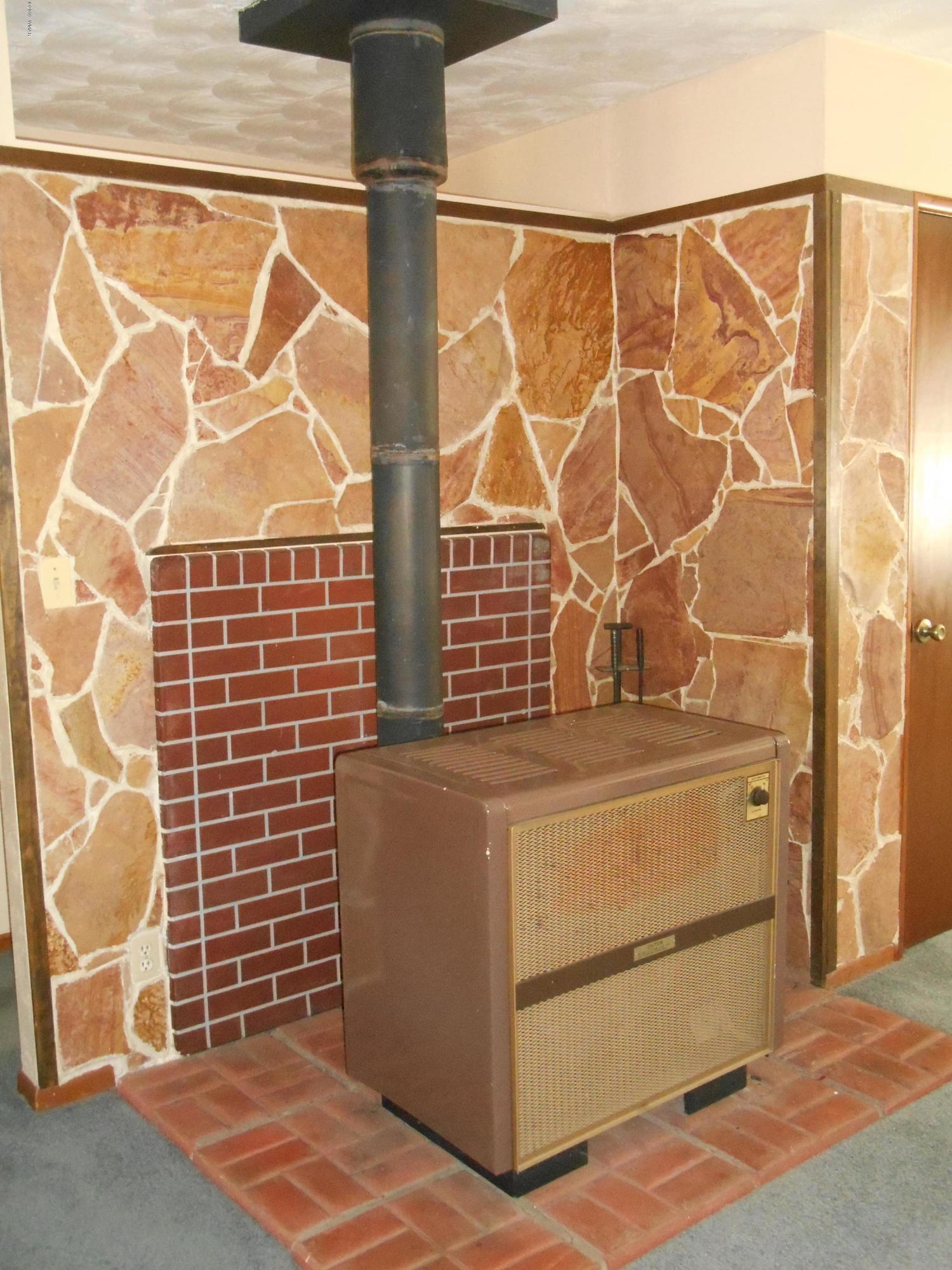 2141 Wildflower Road Overgaard, AZ 85933 - Photo 8 of 21 a view of a door