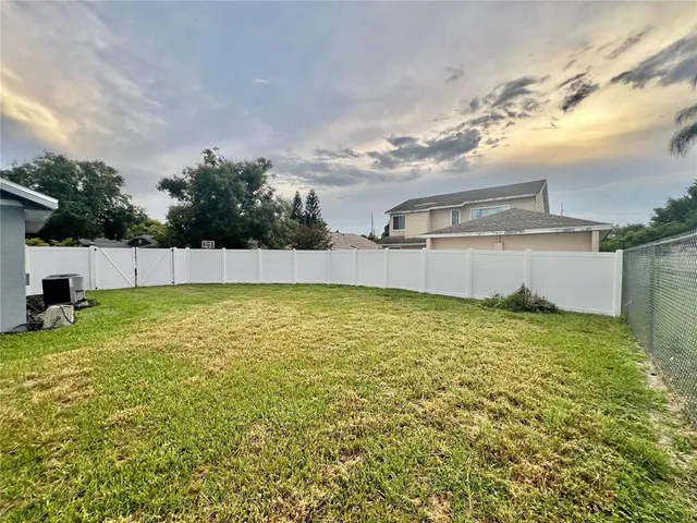 a view of a backyard