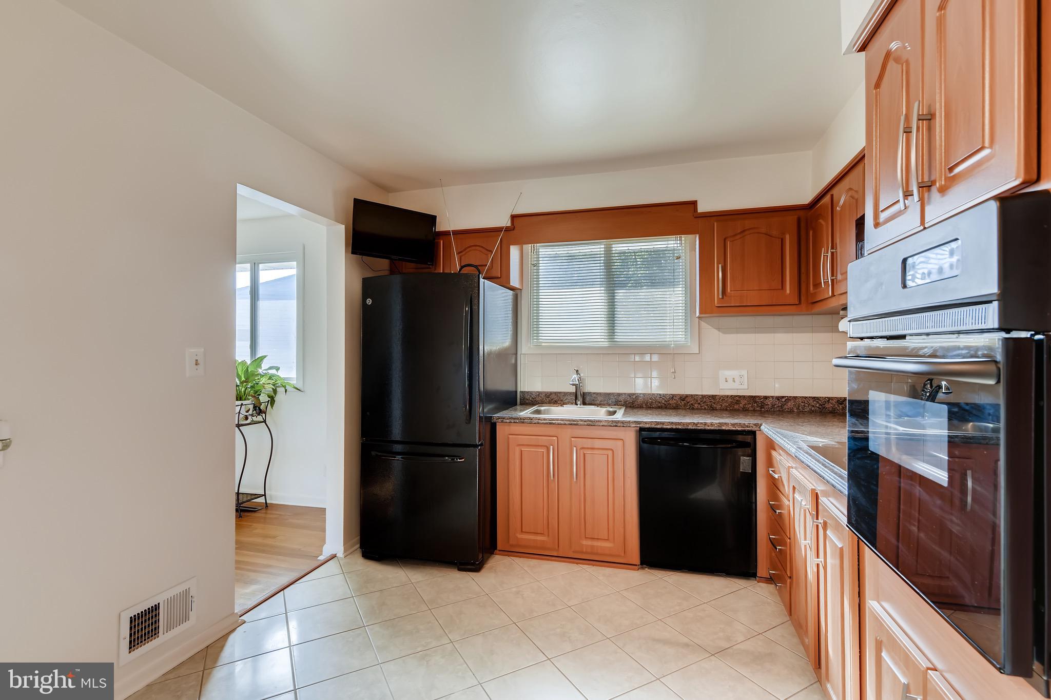 8644 Lucerne Road Randallstown, MD 21133 - Photo 5 of 32 Spacious Eat-in Kitchen