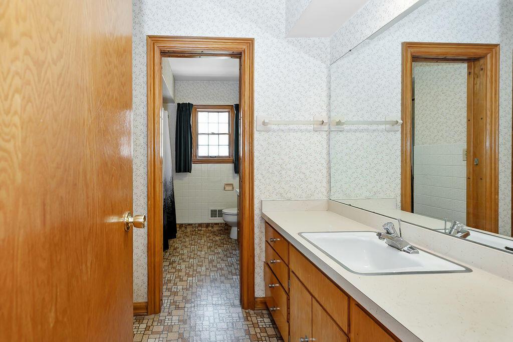1239 Haddon Road Columbus, OH 43209 - Photo 21 of 42 18-Bathroom_