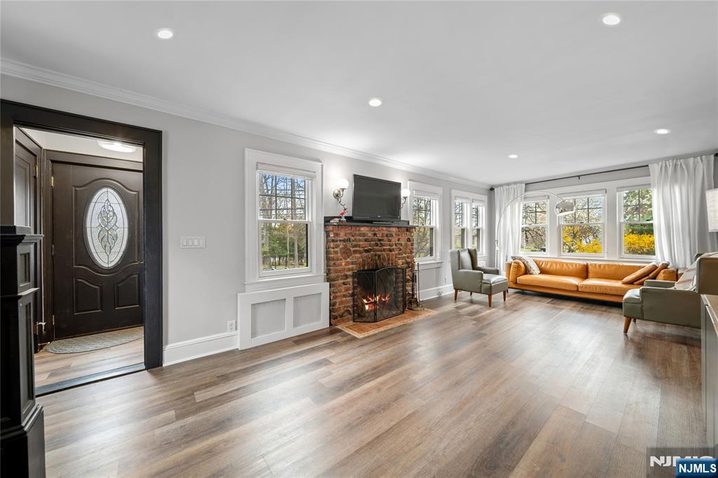 243 Jefferson Avenue Cresskill, NJ 07626 - Photo 3 of 36