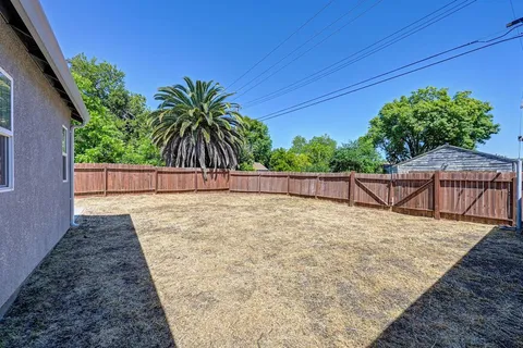 a view of a backyard