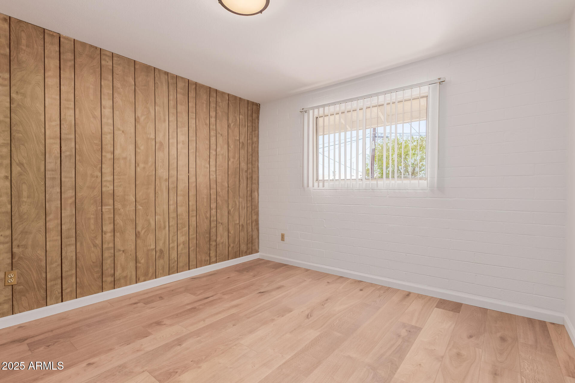 10012 North 16th Drive Phoenix, AZ 85021 - Photo 25 of 39 an empty room with windows
