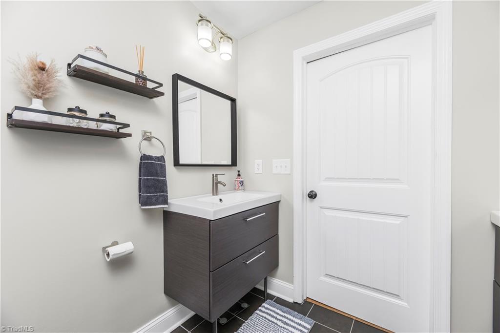 1556 Sharon Road Winston-Salem, NC 27103 - Photo 24 of 46 primary bath