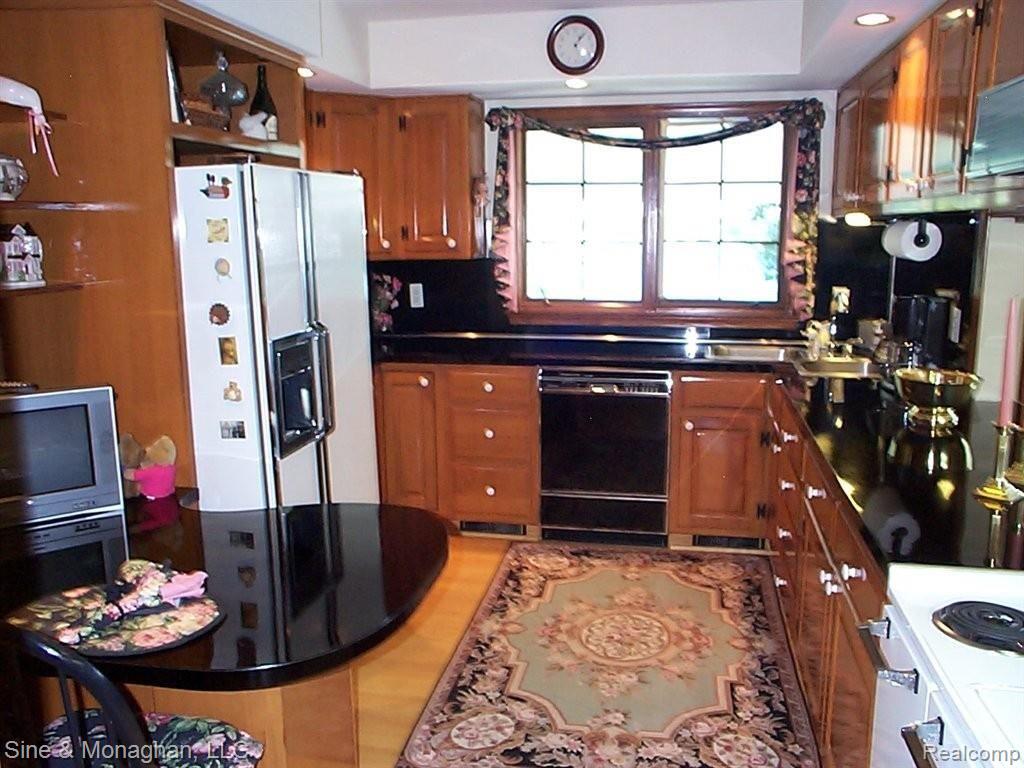 3 KITCHEN  1515 River Rd.JPG