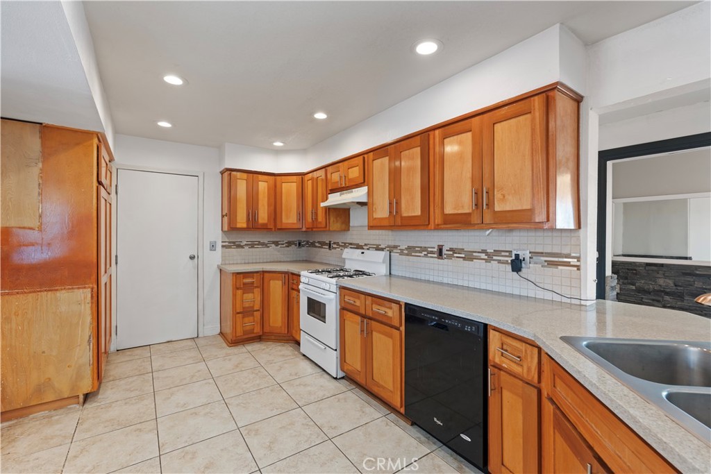 23859 S Road Apple Valley, CA 92307 - Photo 8 of 45 a modern kitchen with stainless steel appliances granite countertop a sink and cabinets