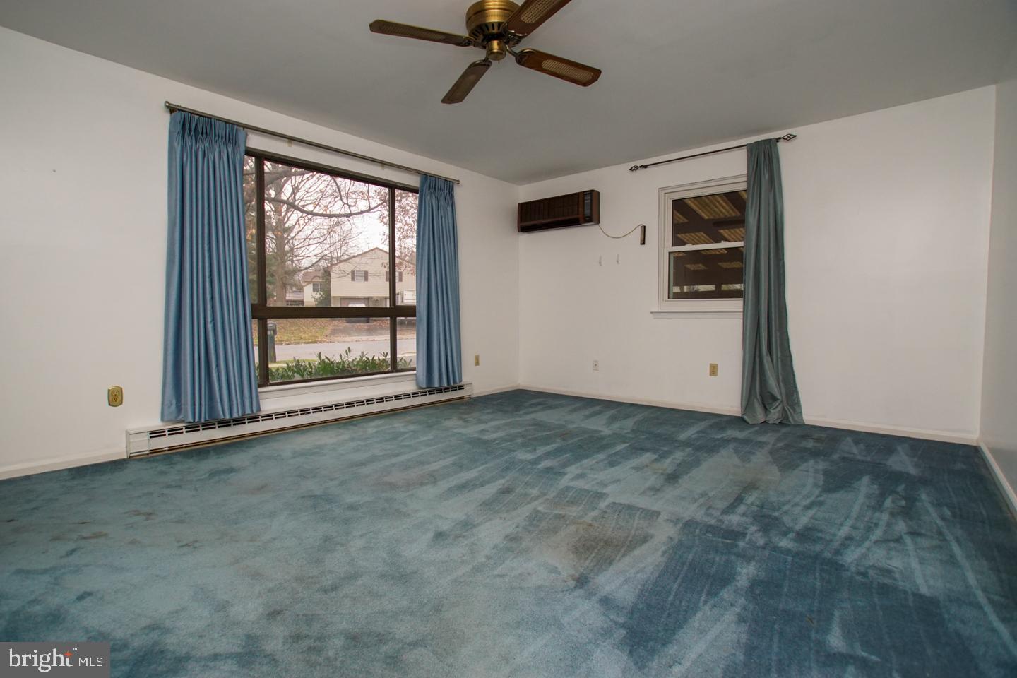 711 Fritz Avenue Reading, PA 19607 - Photo 4 of 17 Livingroom