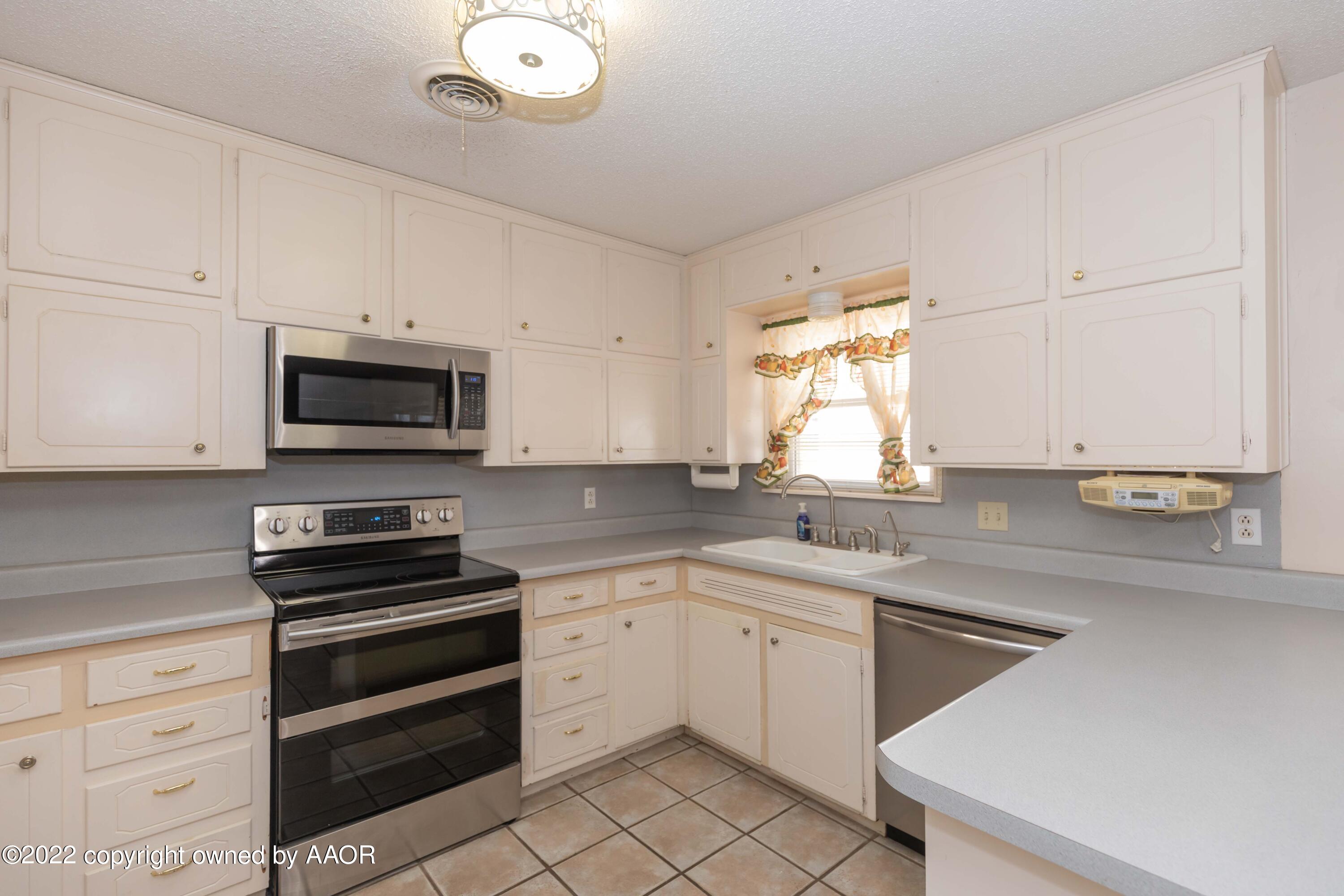 6210 Hanson Road Amarillo, TX 79106 - Photo 11 of 43 KITCHEN VIEW 1