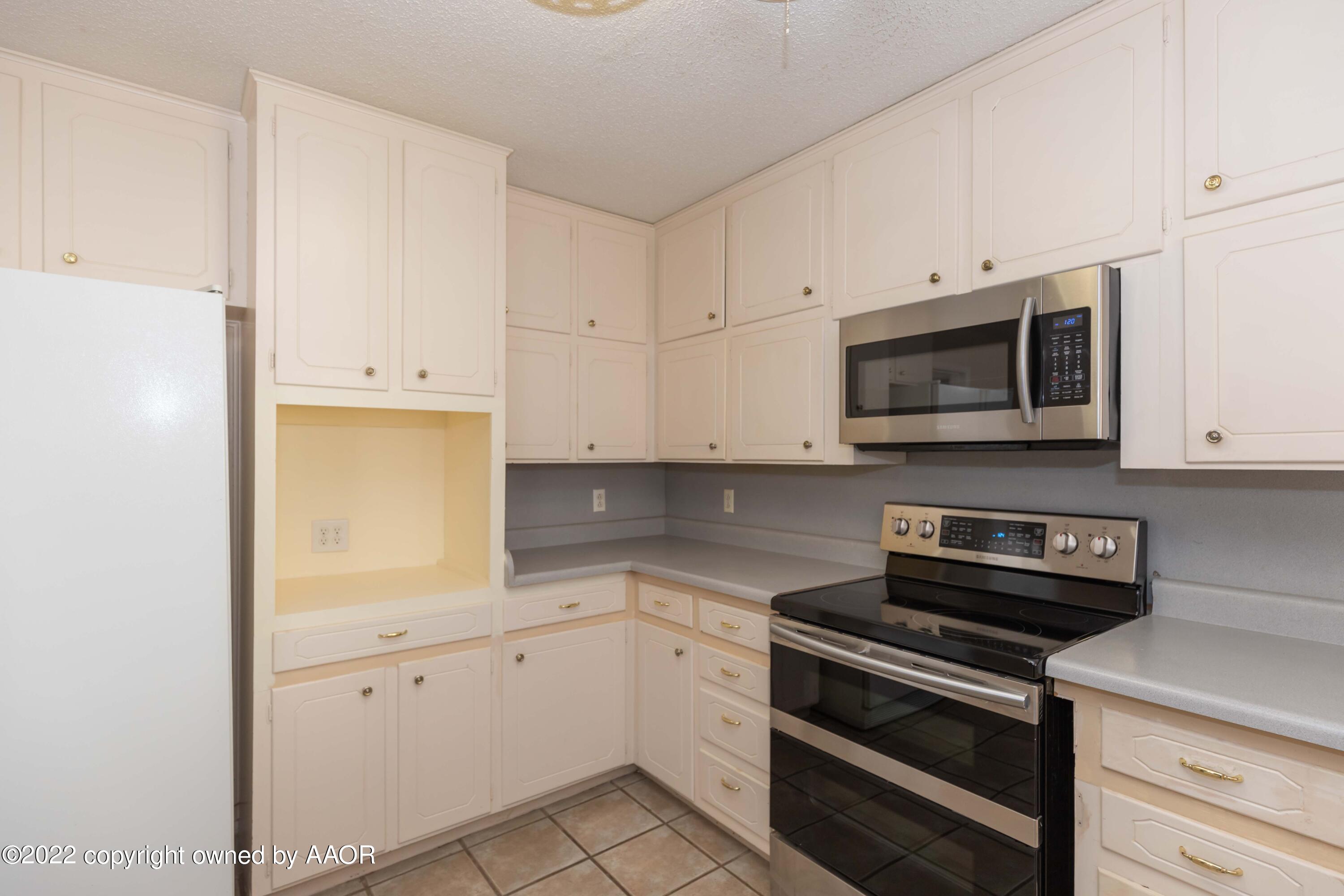 6210 Hanson Road Amarillo, TX 79106 - Photo 14 of 43 KITCHEN VIEW 4