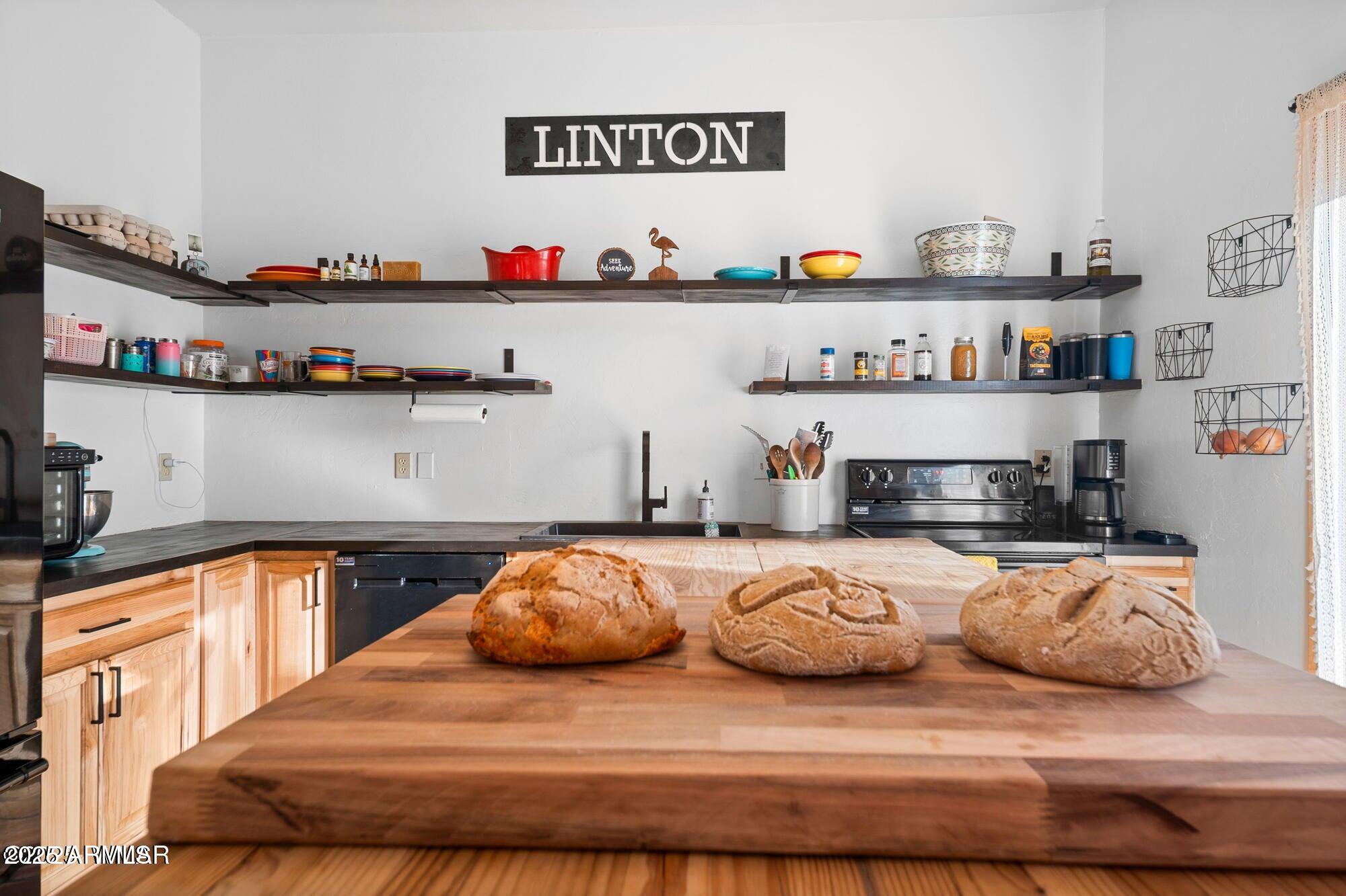 1923 Creekside Circle Show Low, AZ 85901 - Photo 32 of 71 a bedroom with bed and a window