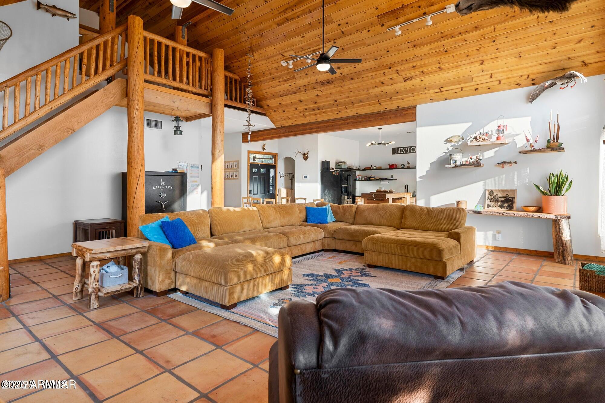 1923 Creekside Circle Show Low, AZ 85901 - Photo 33 of 71 a living room with furniture