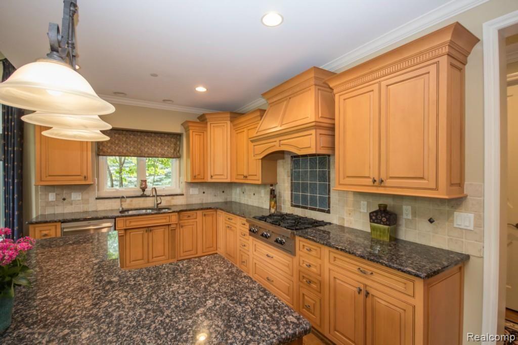 590 Sheldon Court Rochester, MI 48306 - Photo 61 of 99 61 Kitchen.jpg