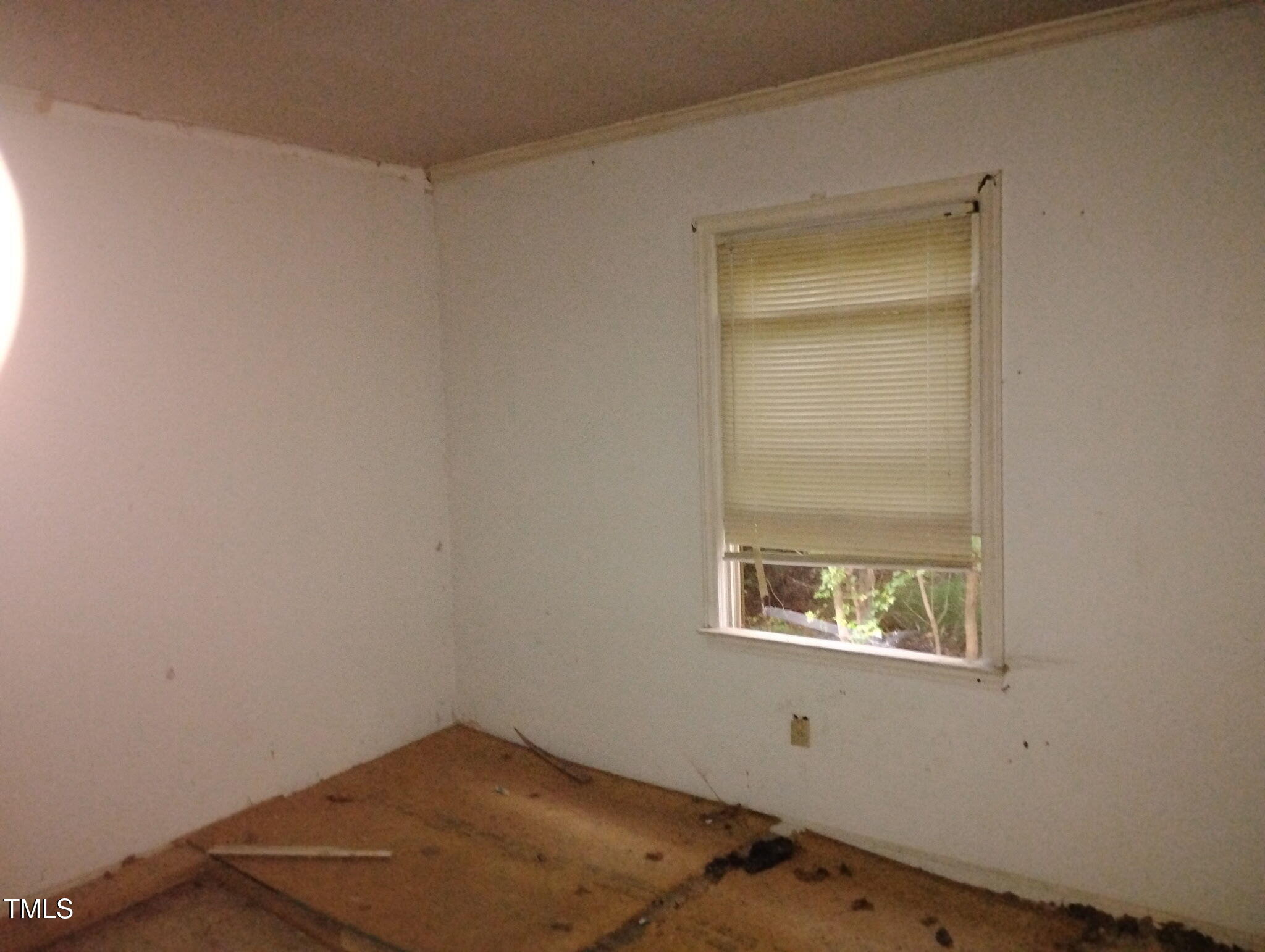 4620 Sams Road Mebane, NC 27302 - Photo 20 of 31 an empty room with a window