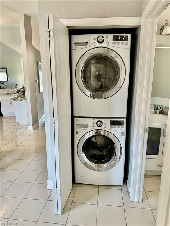 9165 Michael Circle, Unit 1002 Naples, FL 34113 - Photo 29 of 39 a utility room with dryer and washer