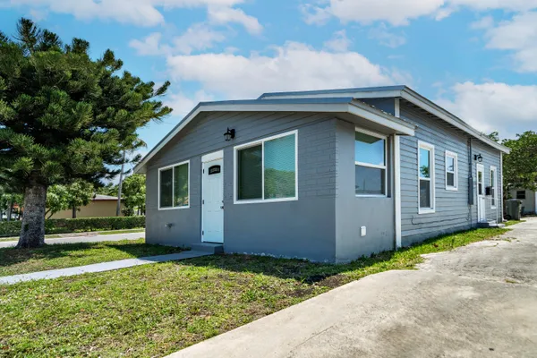 a front view of house with yard