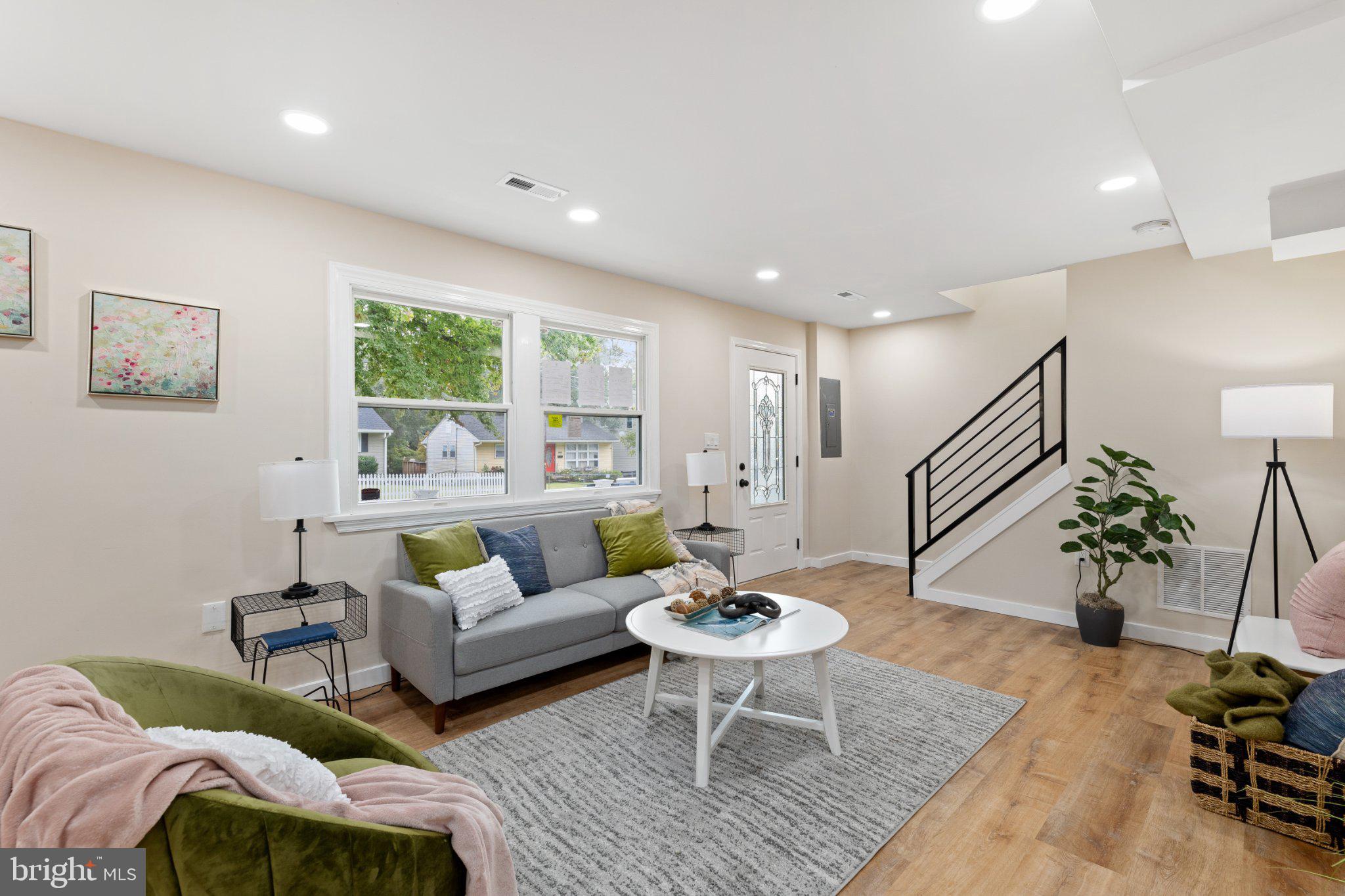 3215 Edgewood Road Kensington, MD 20895 - Photo 4 of 37 Bright and inviting living space.