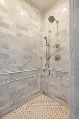 a view of entryway and kitchen