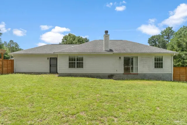 a view of a house with yard and backyard