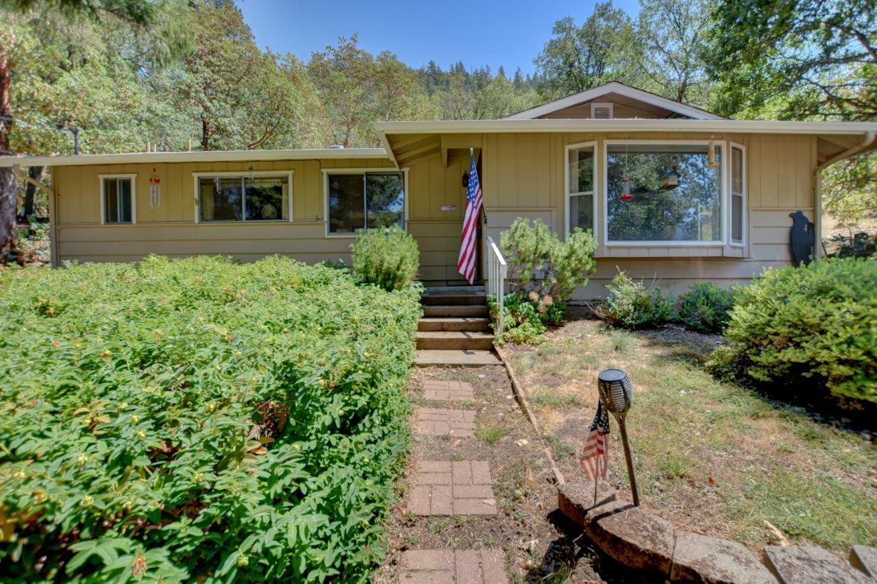 1320 Wards Creek Road Rogue River, OR 97537 - Photo 2 of 35 02