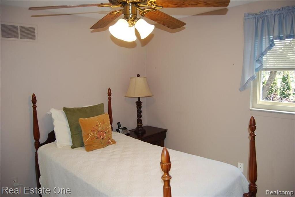 540 Rolling Green Circle Rochester Hills, MI 48309 - Photo 15 of 26