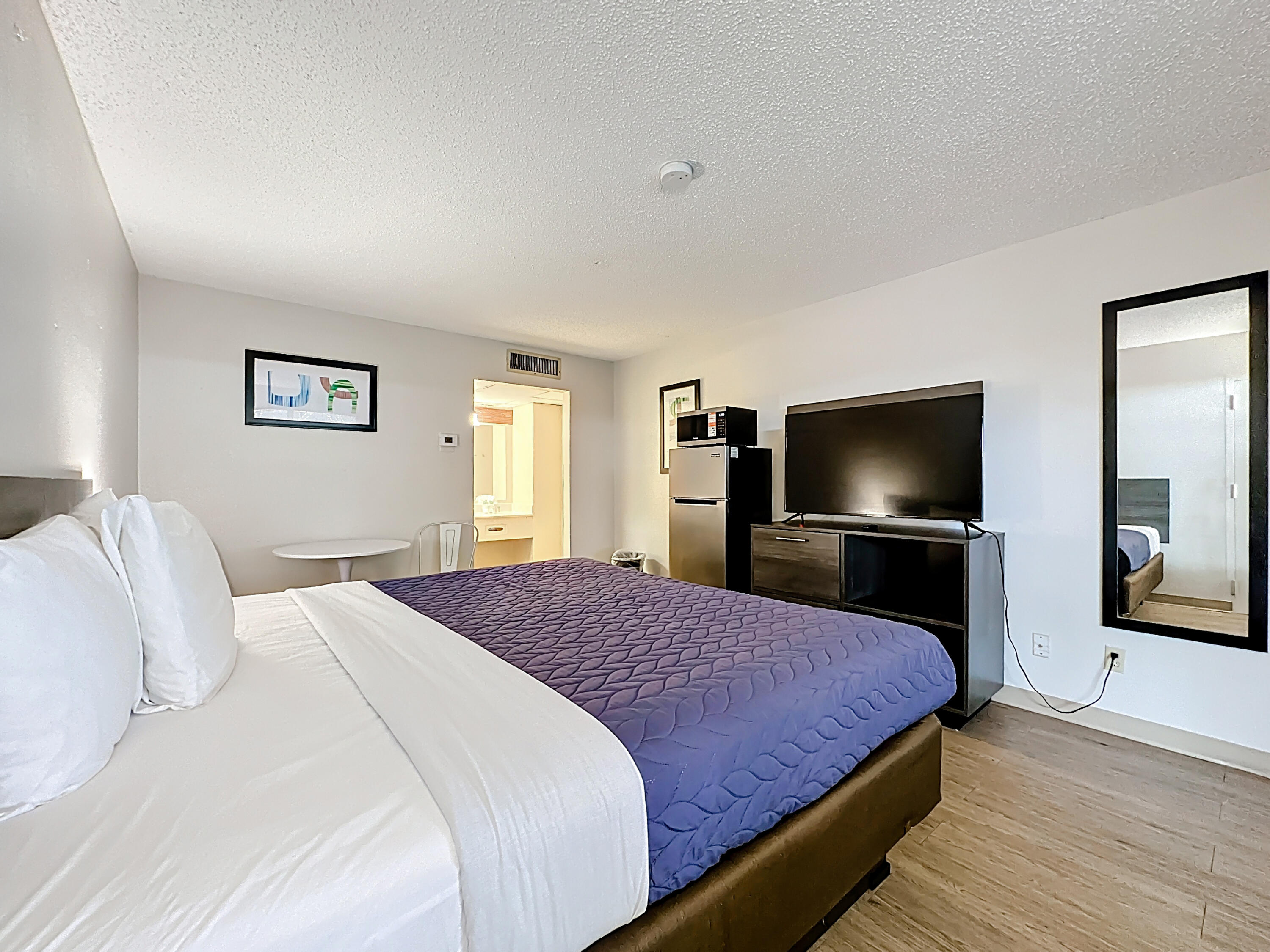 910 Suemac Road Jacksonville, FL 32254 - Photo 22 of 32 King Room - Stayable Jacksonville West-4
