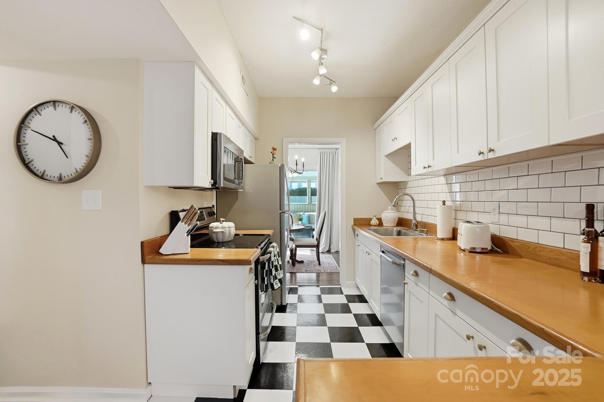 5913 Quail Hollow Road Charlotte, NC 28210 - Photo 20 of 47 a kitchen with a sink a stove and cabinets