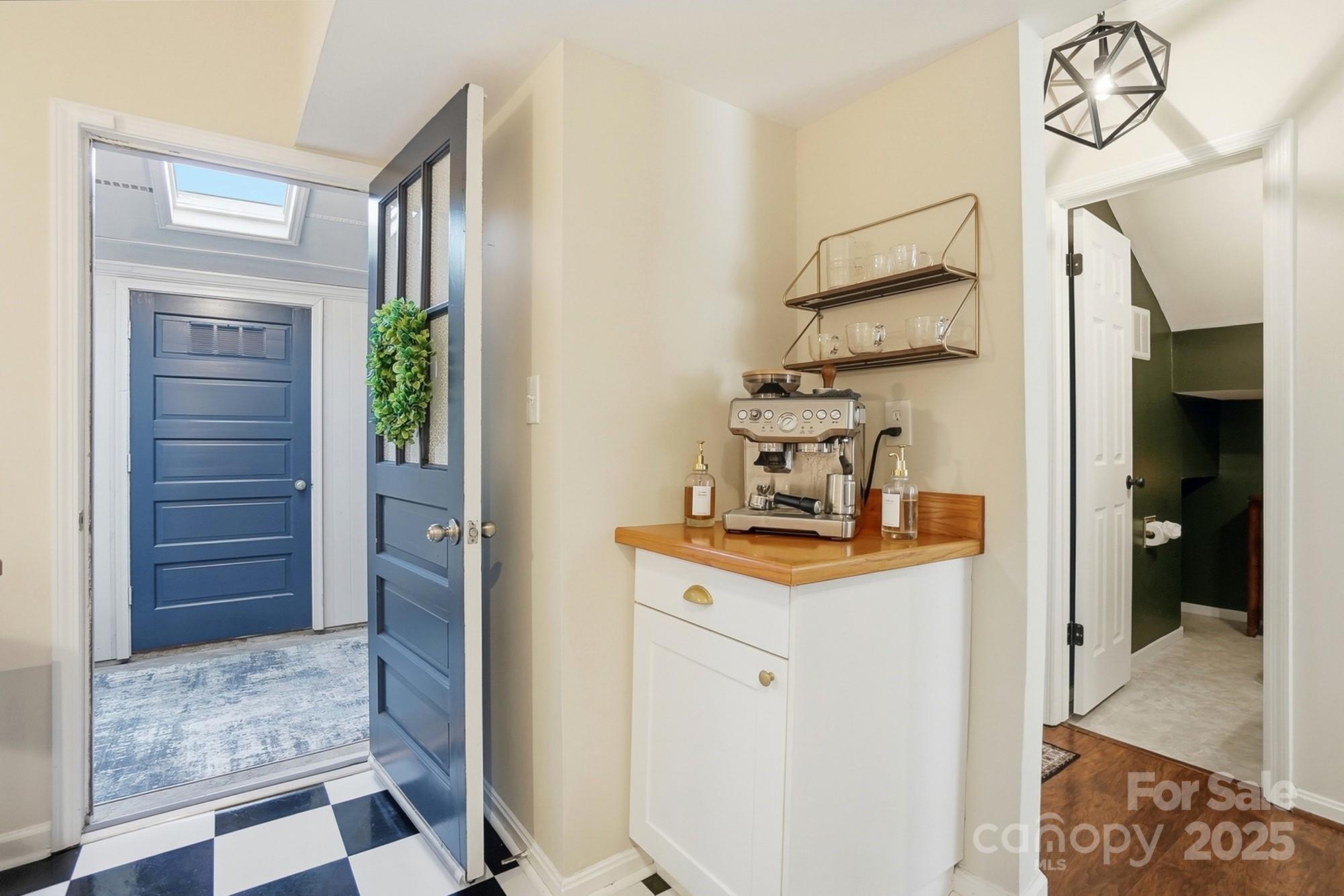 5913 Quail Hollow Road Charlotte, NC 28210 - Photo 22 of 47 a room with a stove and a table