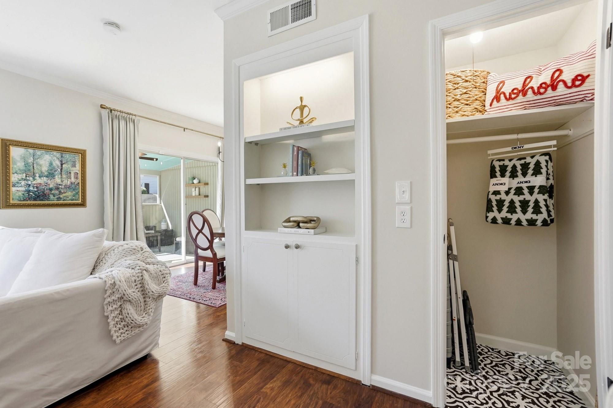 5913 Quail Hollow Road Charlotte, NC 28210 - Photo 24 of 47 a living room with furniture and a window