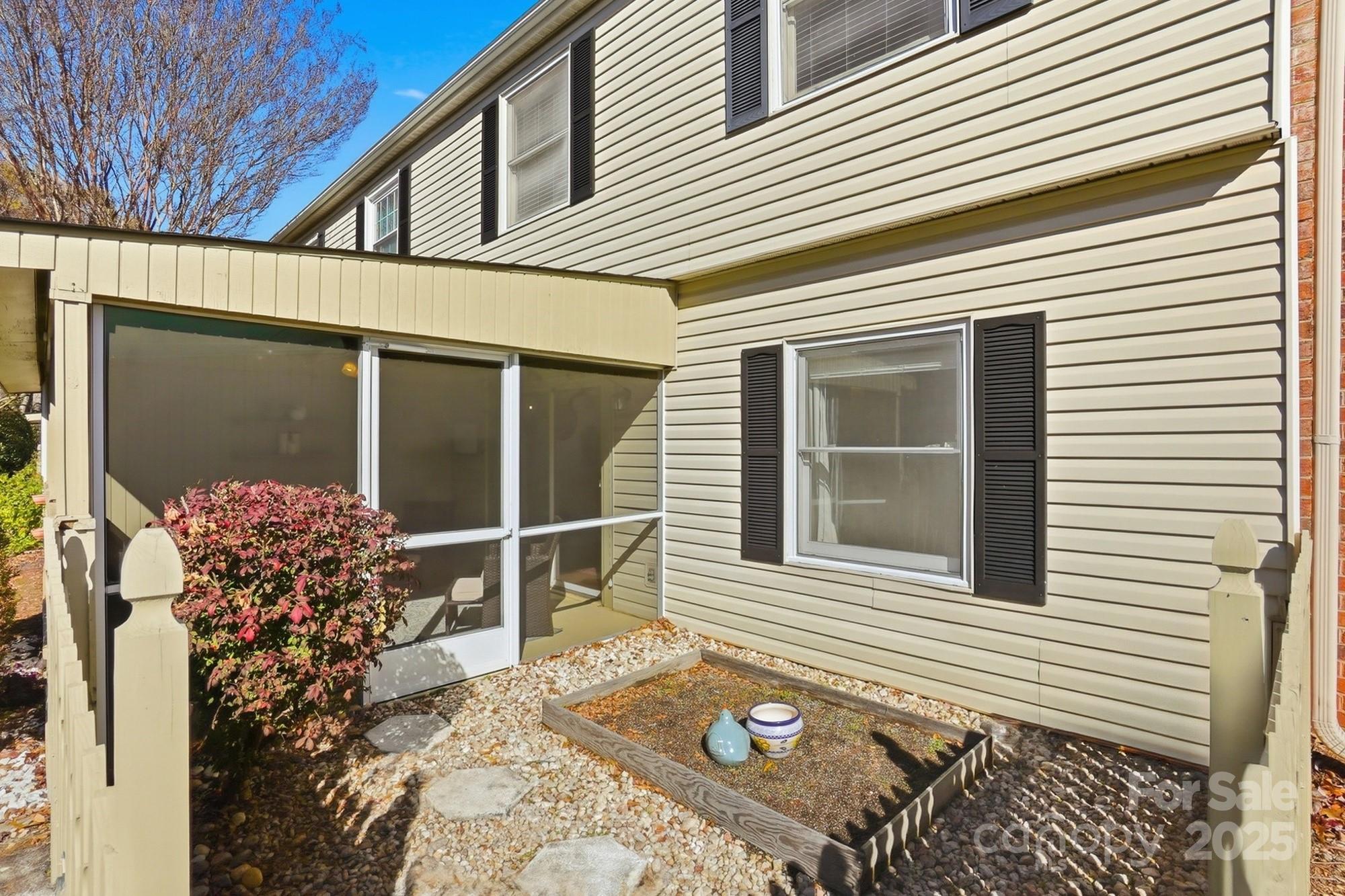 5913 Quail Hollow Road Charlotte, NC 28210 - Photo 45 of 47 a backyard of a house with seating space