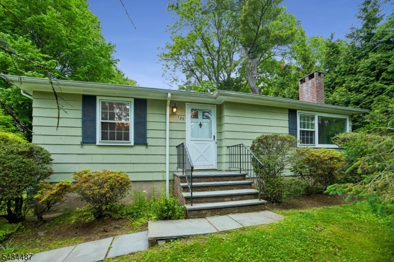 137 Beekman Road Summit, NJ 07901 - Photo 4 of 44