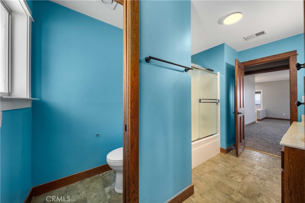 29600 Goldspike Road Tehachapi, CA 93561 - Photo 18 of 48 a bathroom with a toilet and a shower