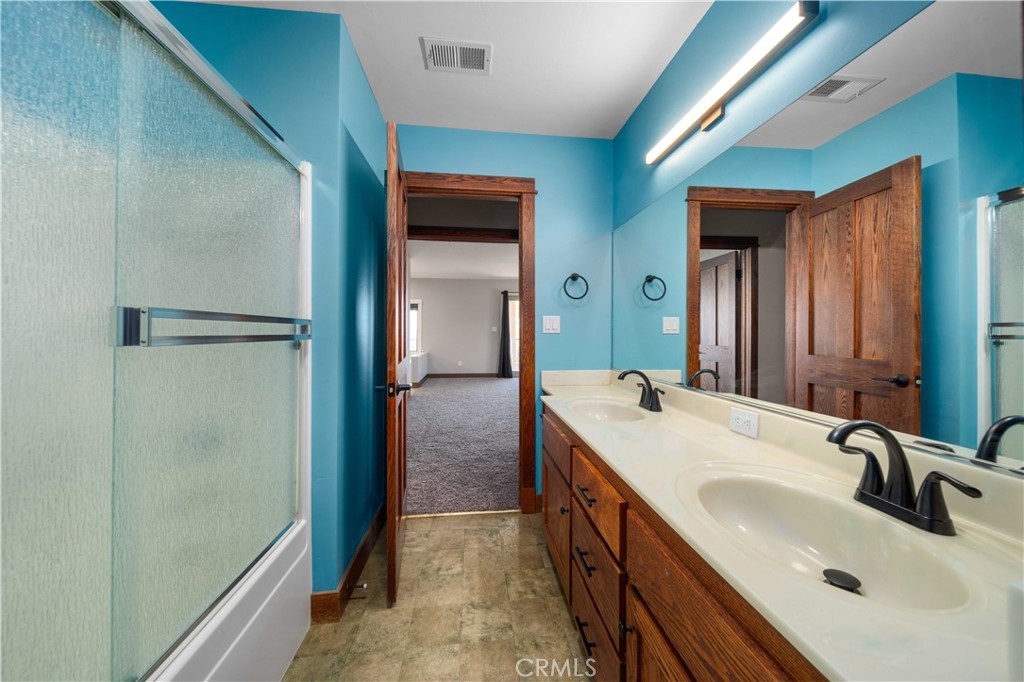 29600 Goldspike Road Tehachapi, CA 93561 - Photo 20 of 48 a en suite bathroom with a sink and mirror