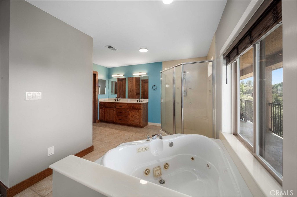 29600 Goldspike Road Tehachapi, CA 93561 - Photo 22 of 48 a bathroom with a bathtub and a shower