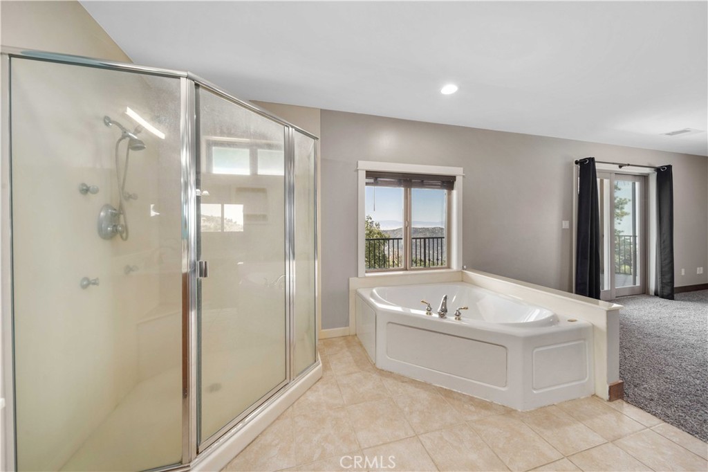 29600 Goldspike Road Tehachapi, CA 93561 - Photo 24 of 48 a spacious bathroom with a tub shower and sink