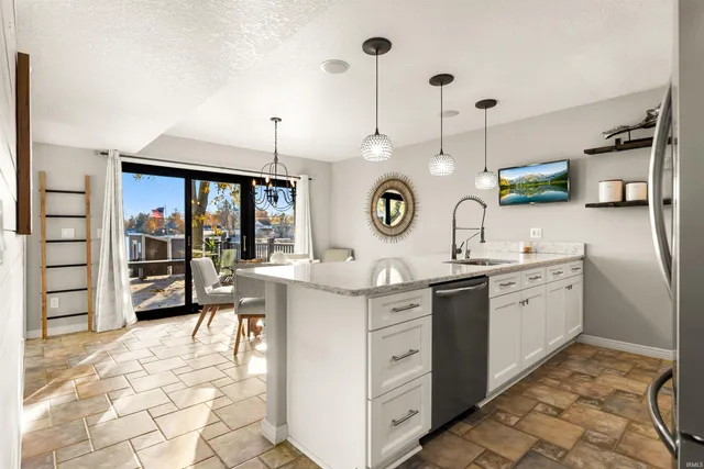 $599,999 | 2624 East Stalf Road, Columbia City, IN 46725