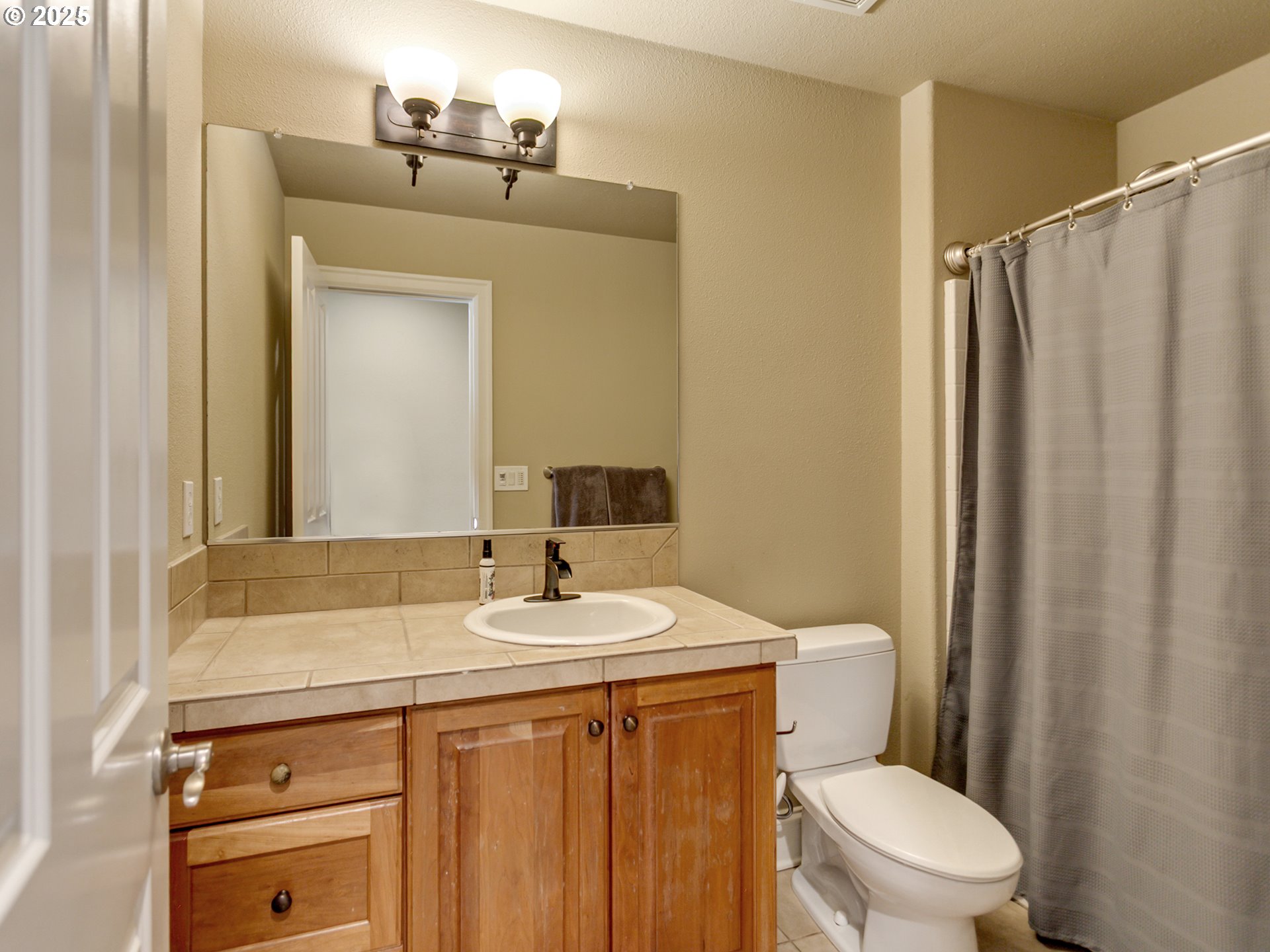 7913 Southwest Leiser Lane Portland, OR 97224 - Photo 26 of 35 Bathroom