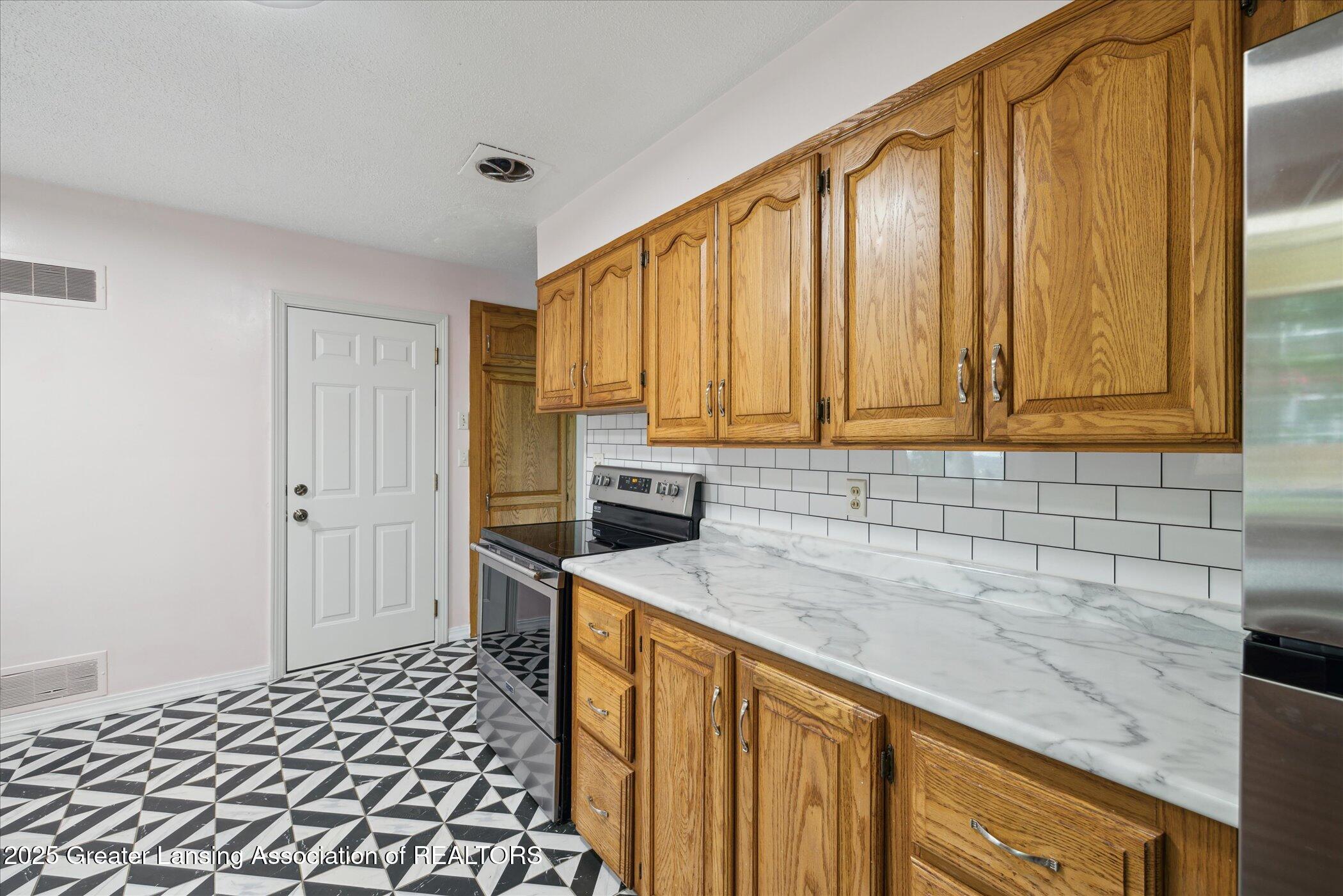 428 East Miller Road Lansing, MI 48911 - Photo 14 of 41 14-428-E-Miller-Rd-Lansing-MI-48911-Wind