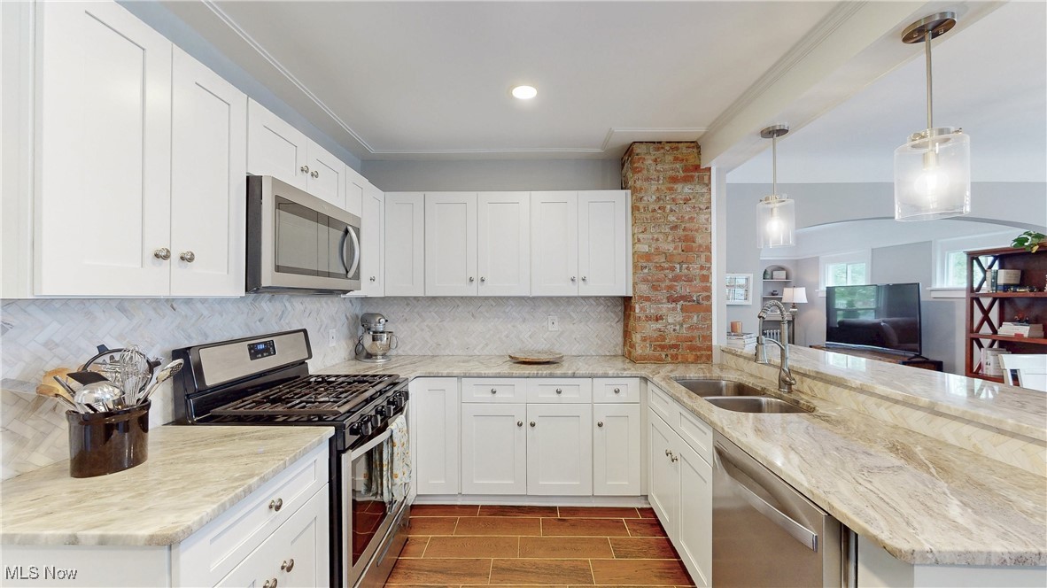 2431 Queenston Road Cleveland, OH 44118 - Photo 12 of 31