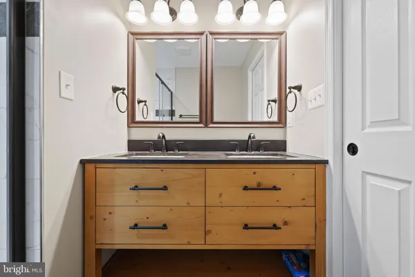 $4,400 | 19822 Smith Circle, Ashburn, VA 20147