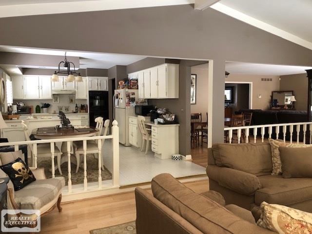 341 Lake Forest Road Rochester, MI 48309 - Photo 9 of 11 31372733-8.JPG
