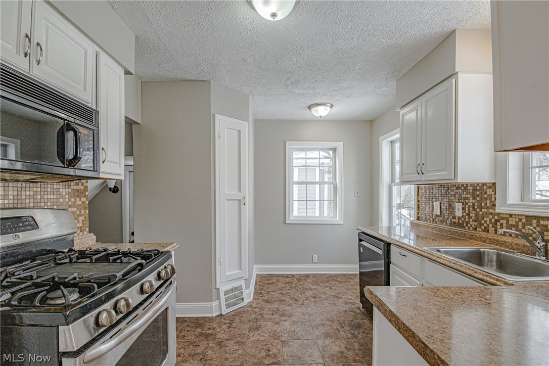 3685 Woodridge Road Cleveland, OH 44121 - Photo 9 of 25