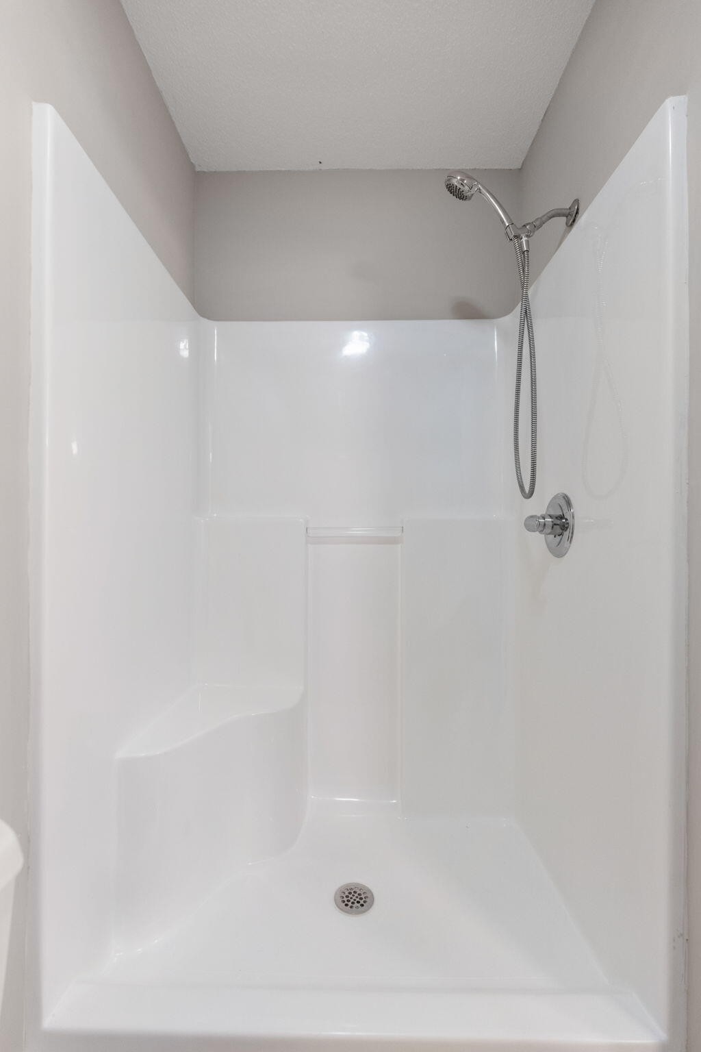 2415 Yellowood Court Cleveland, TN 37312 - Photo 42 of 83 a close view of a bathtub in a bathroom